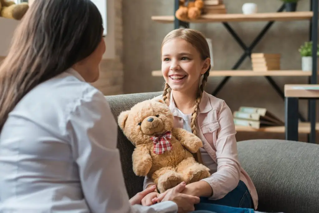 Niña conversa con su madre. La madre acepta y valida las emociones de su hija.