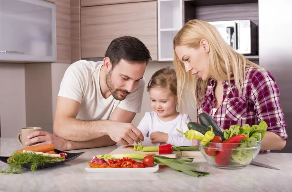 padre y madre se aliemntan sano con su hija