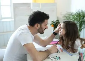 padre escuchando a su hija. padre le toca el rostro a su hija