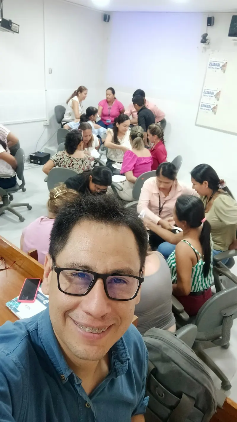 Taller de clima laboral y trabajo en equipo facilitado por Walter Almendares, foto 17 de 19
